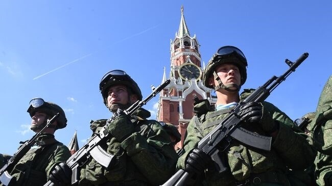 Военные на Красной площади в Москве.